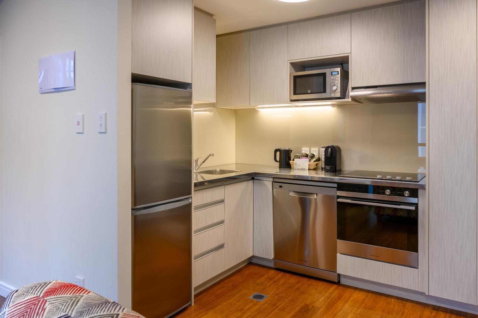 Boulcott Suites Веллингтон Экстерьер фото A kitchen in a typical apartment