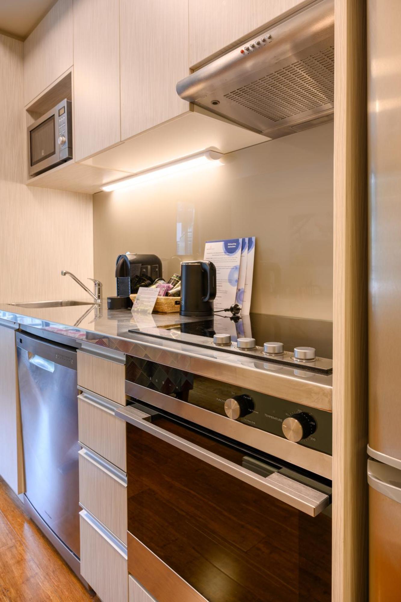 Boulcott Suites Веллингтон Экстерьер фото A kitchen in a serviced apartment
