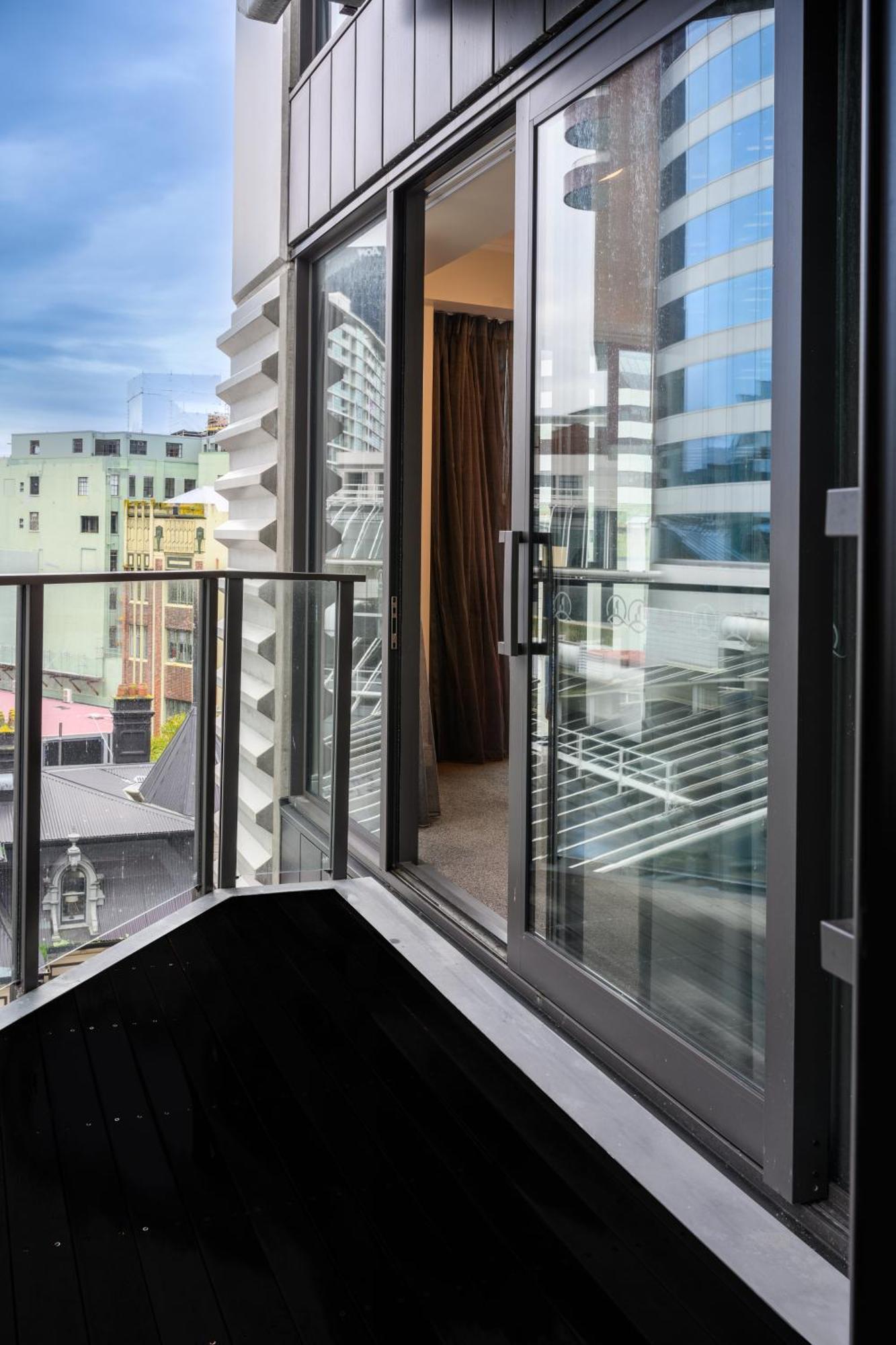 Boulcott Suites Веллингтон Экстерьер фото A glass door
