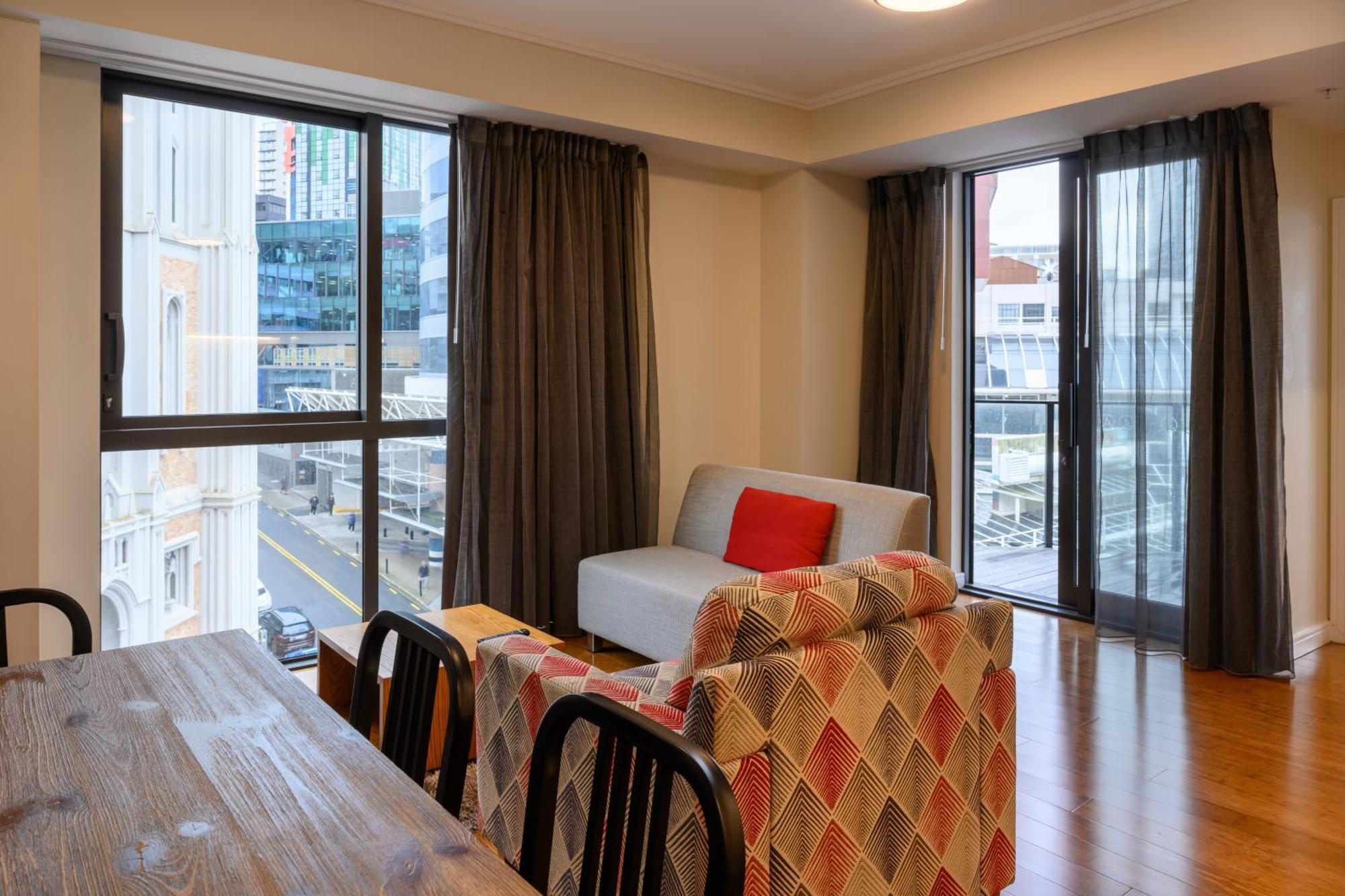 Boulcott Suites Веллингтон Экстерьер фото A living room in a serviced apartment in Tokyo, Japan