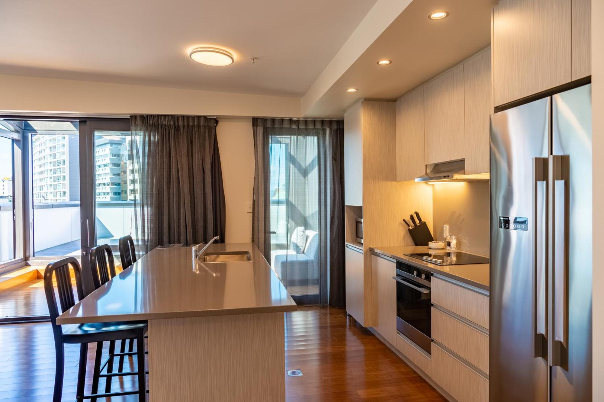 Boulcott Suites Веллингтон Экстерьер фото A kitchen in a typical apartment