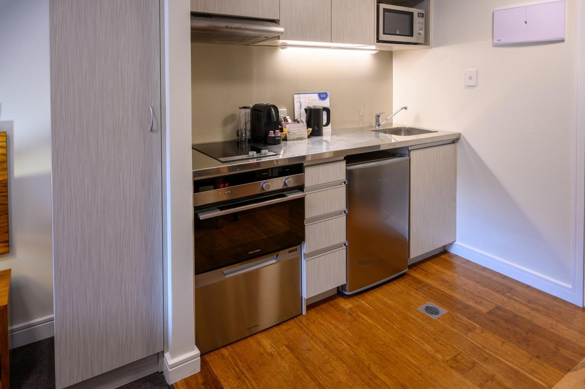 Boulcott Suites Веллингтон Экстерьер фото A kitchenette in a hotel room