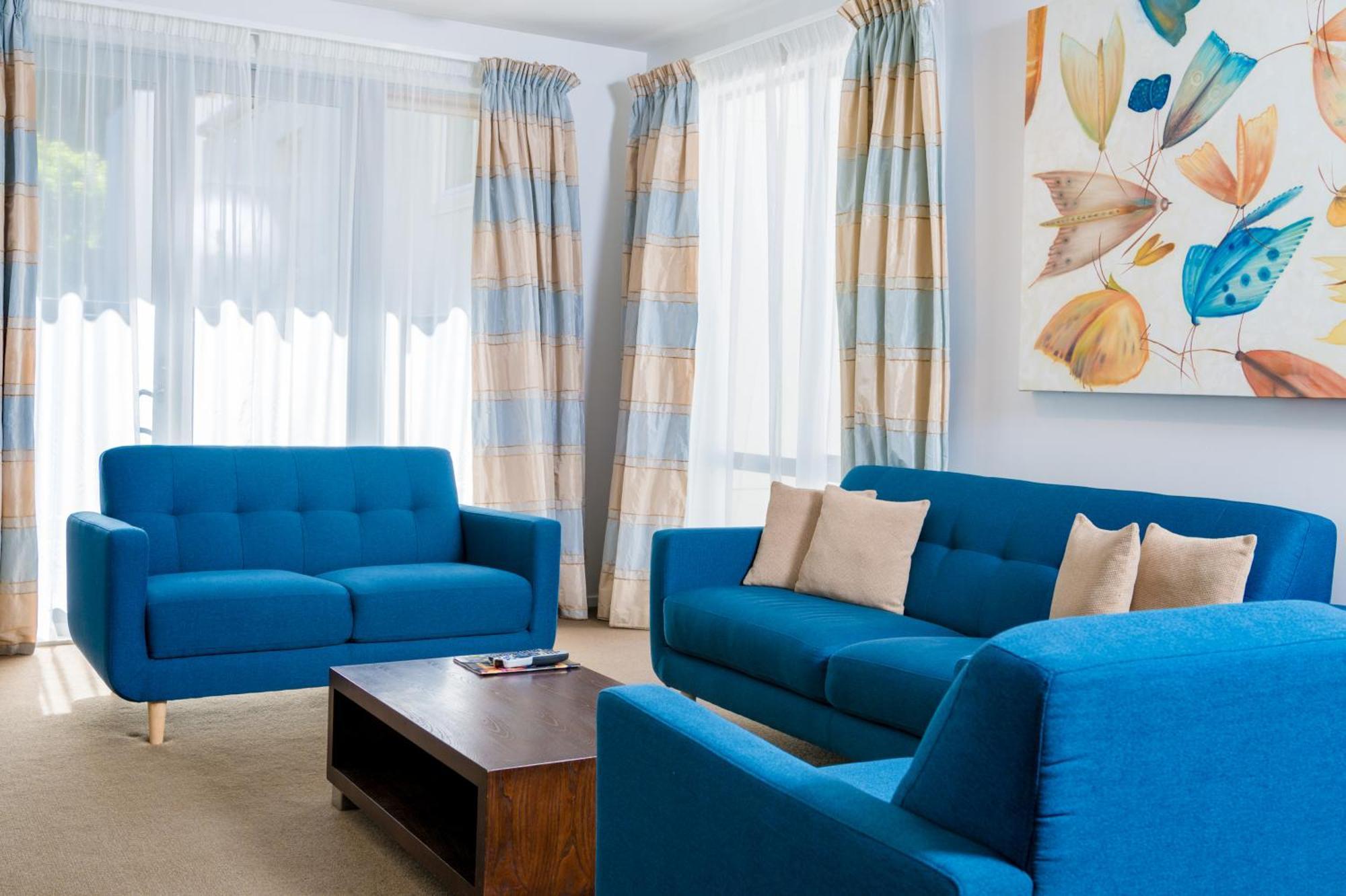 Boulcott Suites Веллингтон Экстерьер фото A living room in a typical apartment