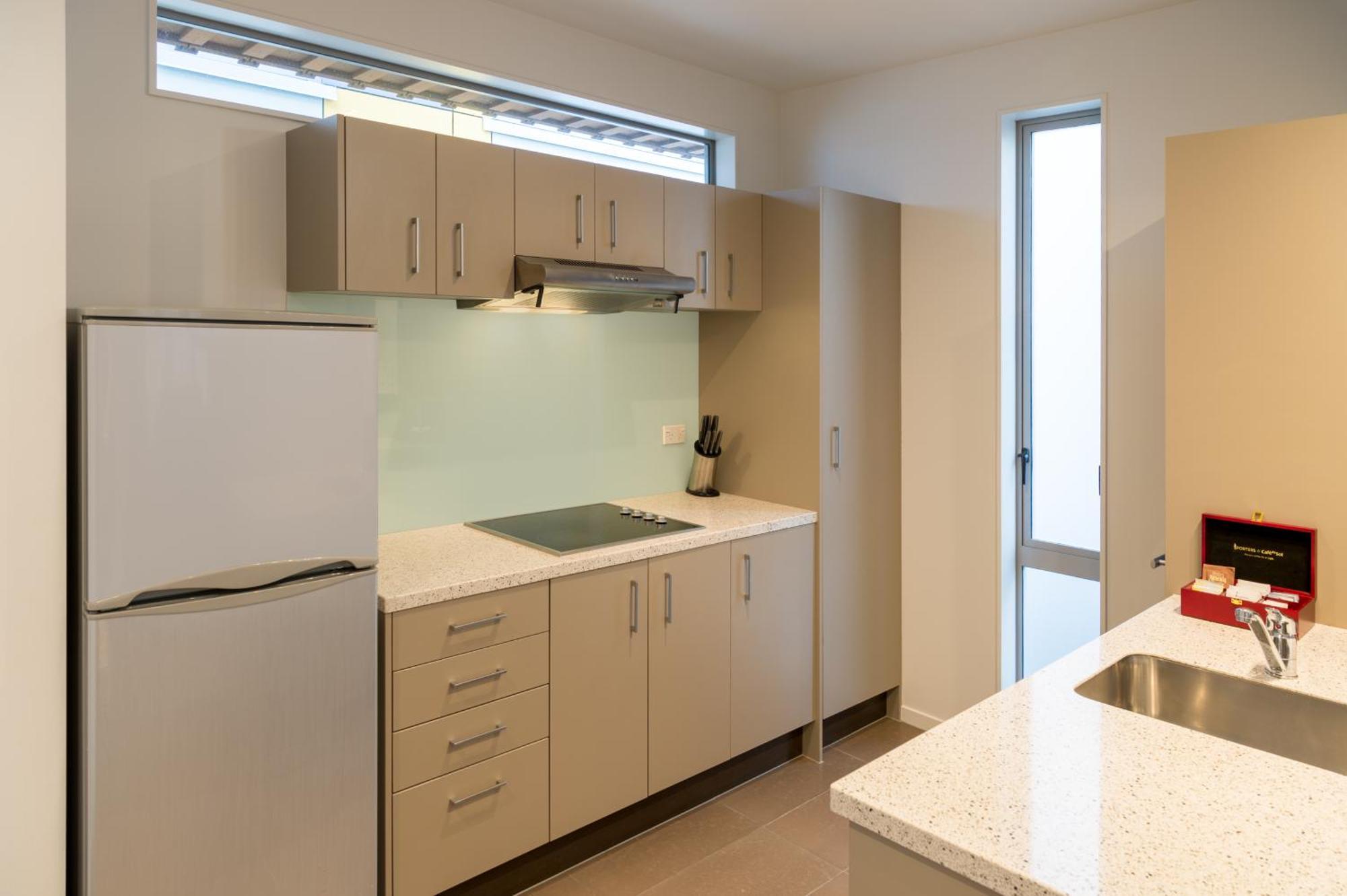 Boulcott Suites Веллингтон Экстерьер фото A typical kitchen in a student apartment