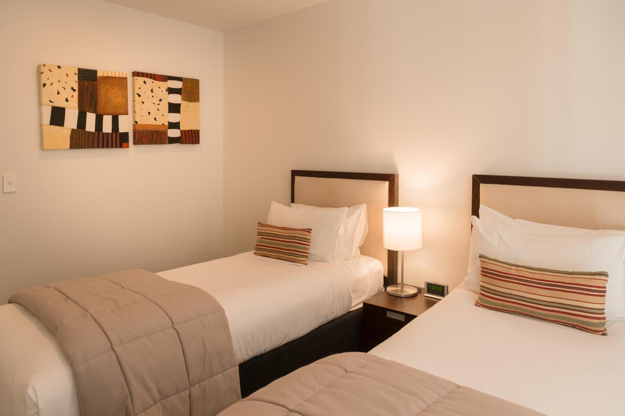Boulcott Suites Веллингтон Экстерьер фото A typical bedroom at the hotel