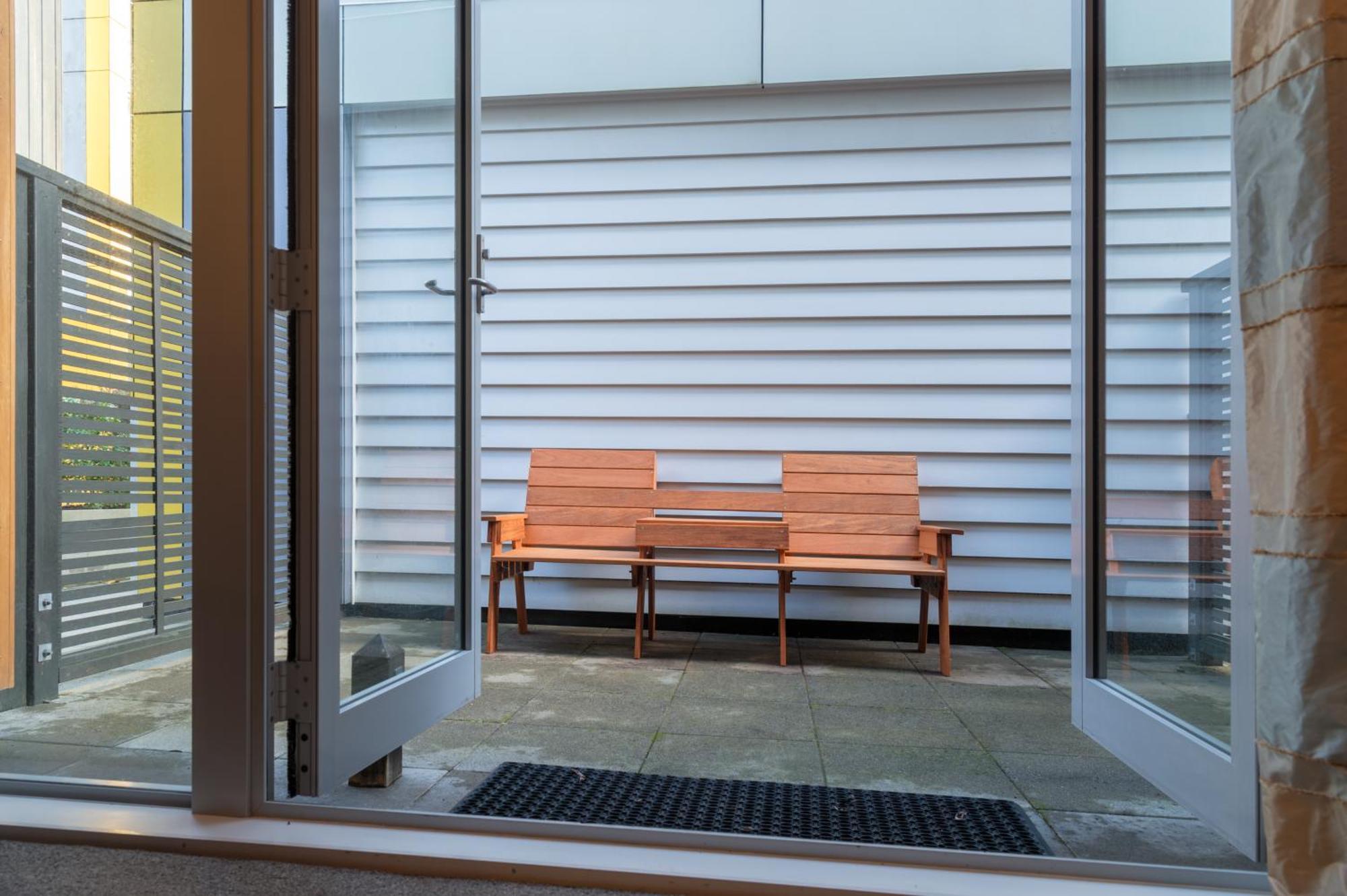 Boulcott Suites Веллингтон Экстерьер фото A glass door