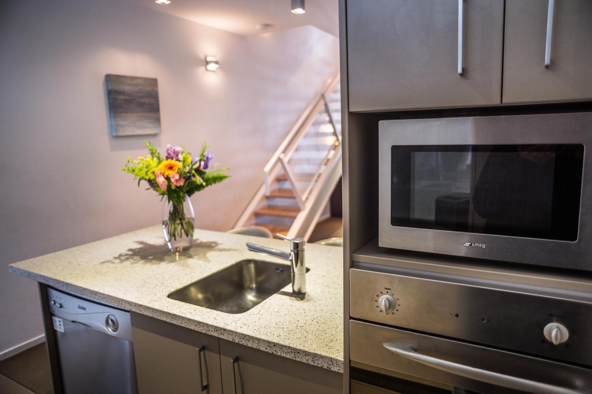 Boulcott Suites Веллингтон Номер фото A kitchen in a typical apartment