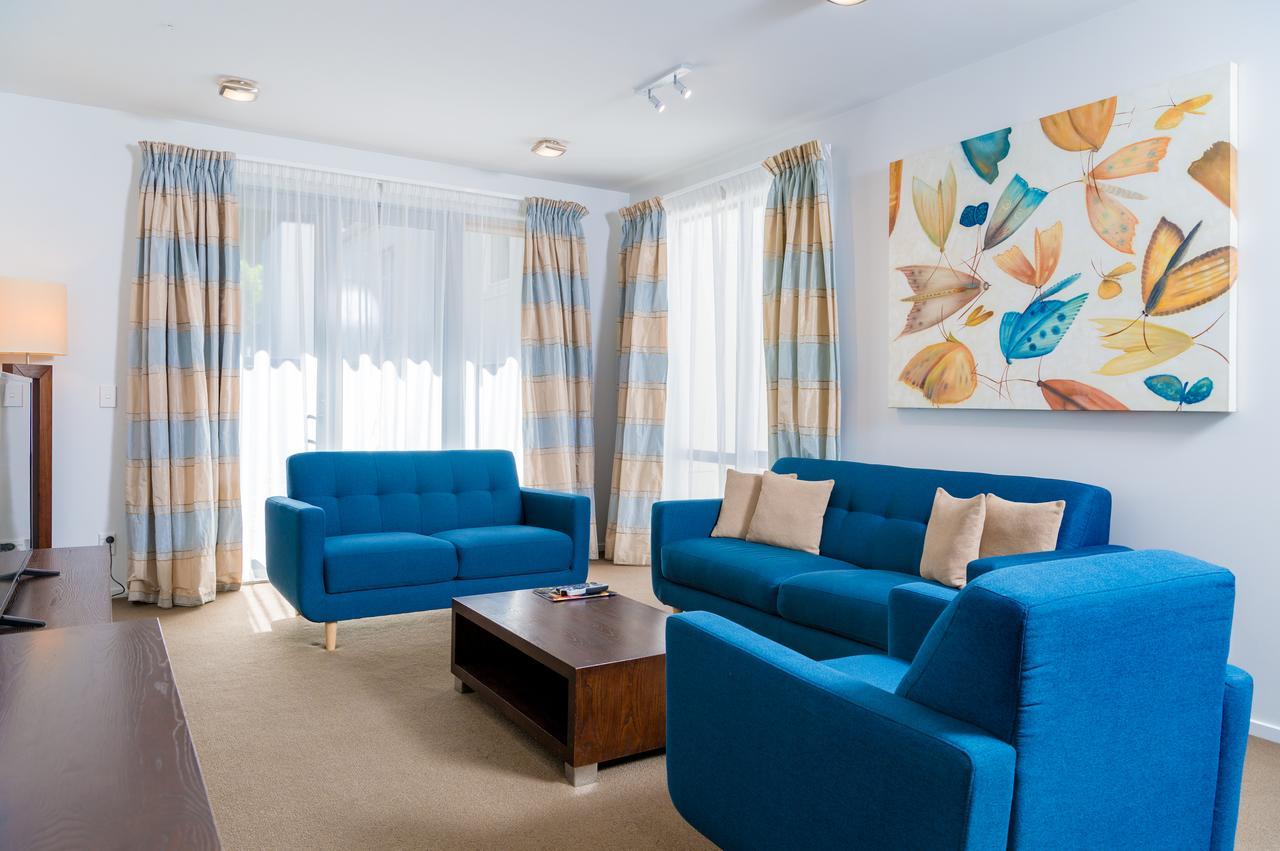 Boulcott Suites Веллингтон Экстерьер фото A living room with blue furniture