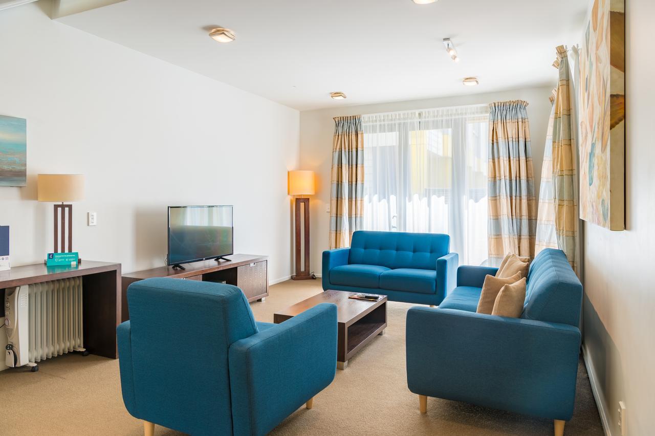 Boulcott Suites Веллингтон Экстерьер фото A living room in a serviced apartment in Prague, Czech Republic